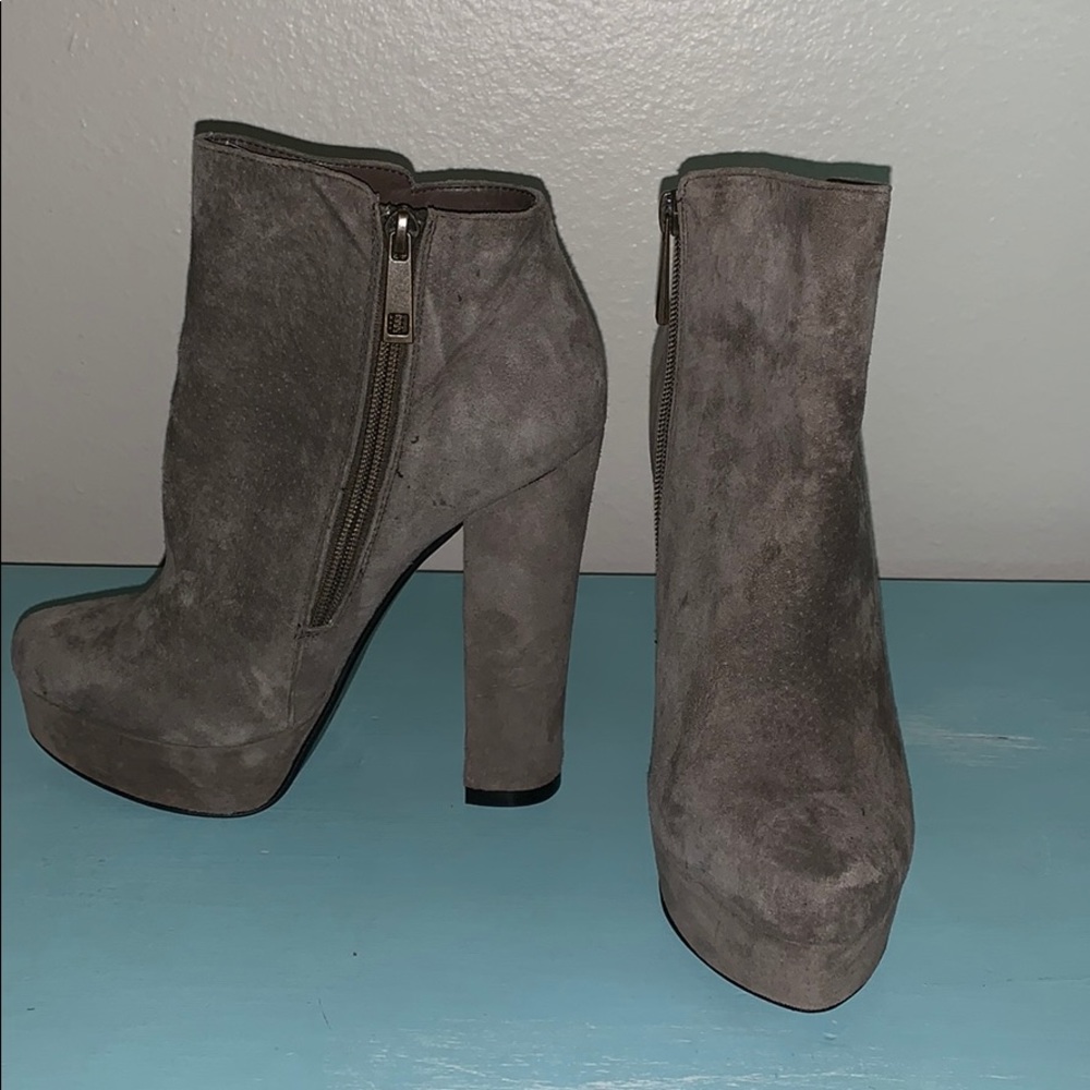 Chinese laundry boots size 6.5 gray suede